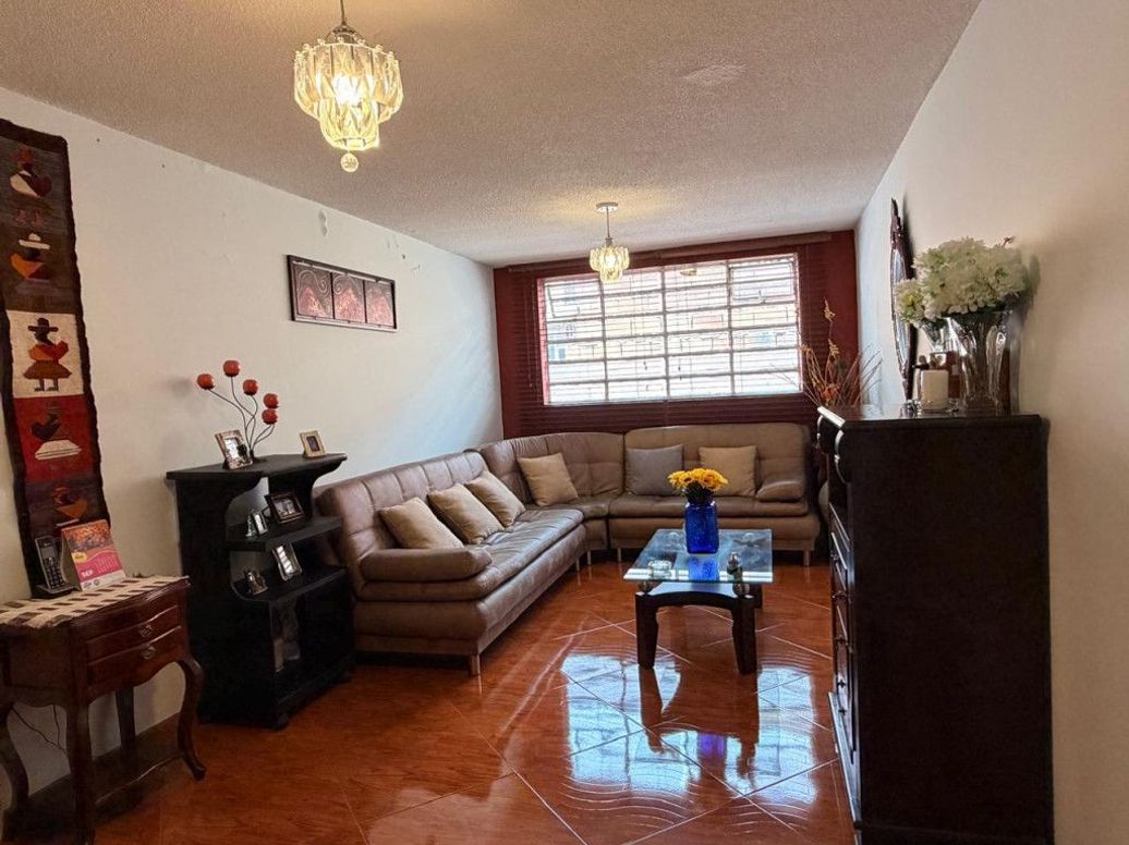 Casa de 8 alcobas en venta en La Almería, Bogotá, 268 m² · foto 11 de 20