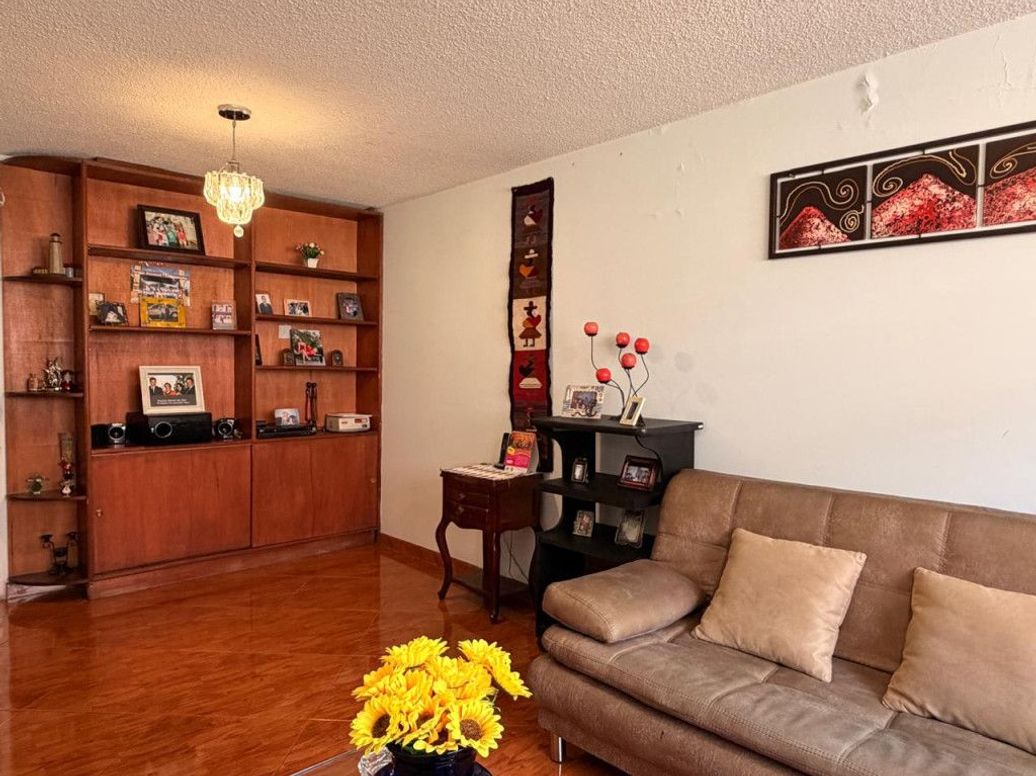 Casa de 8 alcobas en venta en La Almería, Bogotá, 268 m² · foto 12 de 20