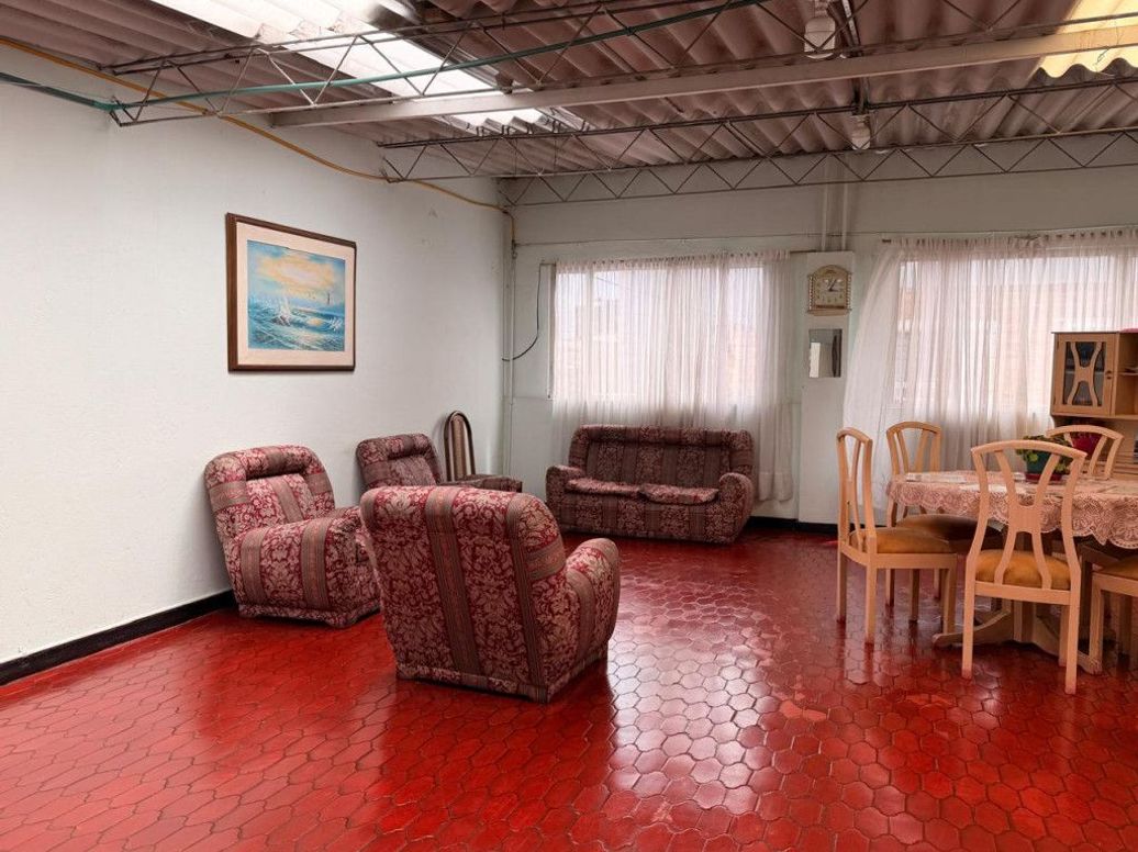 Casa de 8 alcobas en venta en La Almería, Bogotá, 268 m² · foto 2 de 20