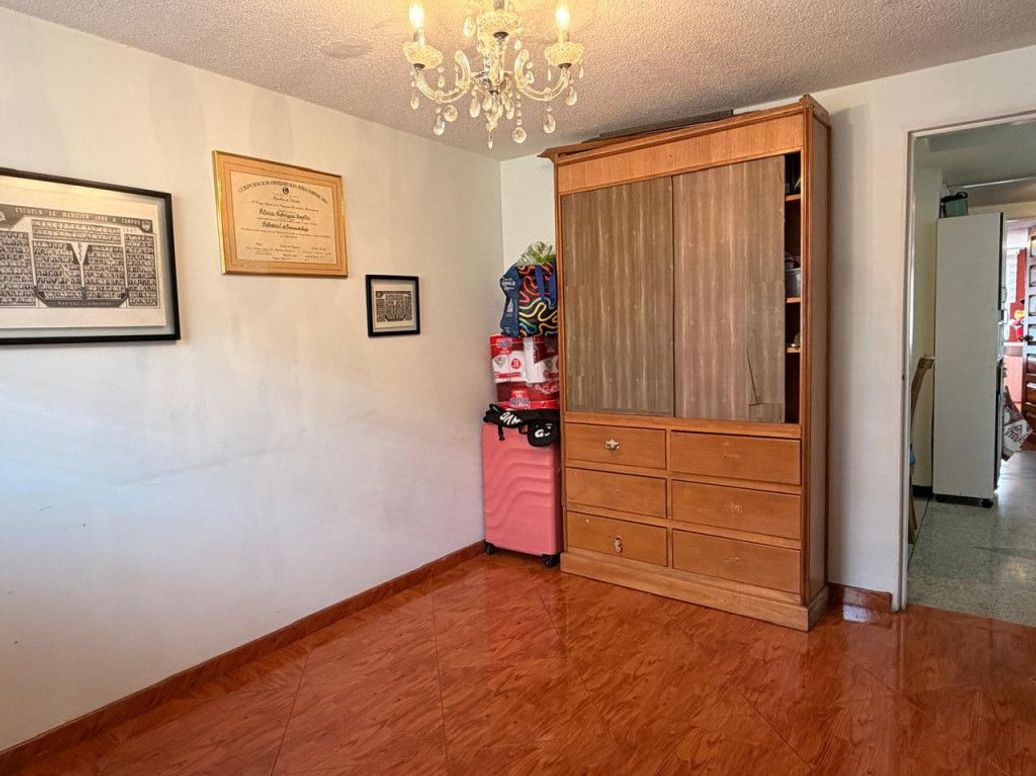 Casa de 8 alcobas en venta en La Almería, Bogotá, 268 m² · foto 15 de 20