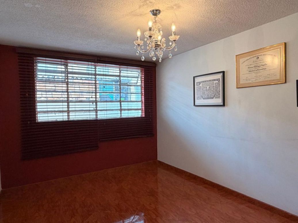 Casa de 8 alcobas en venta en La Almería, Bogotá, 268 m² · foto 14 de 20