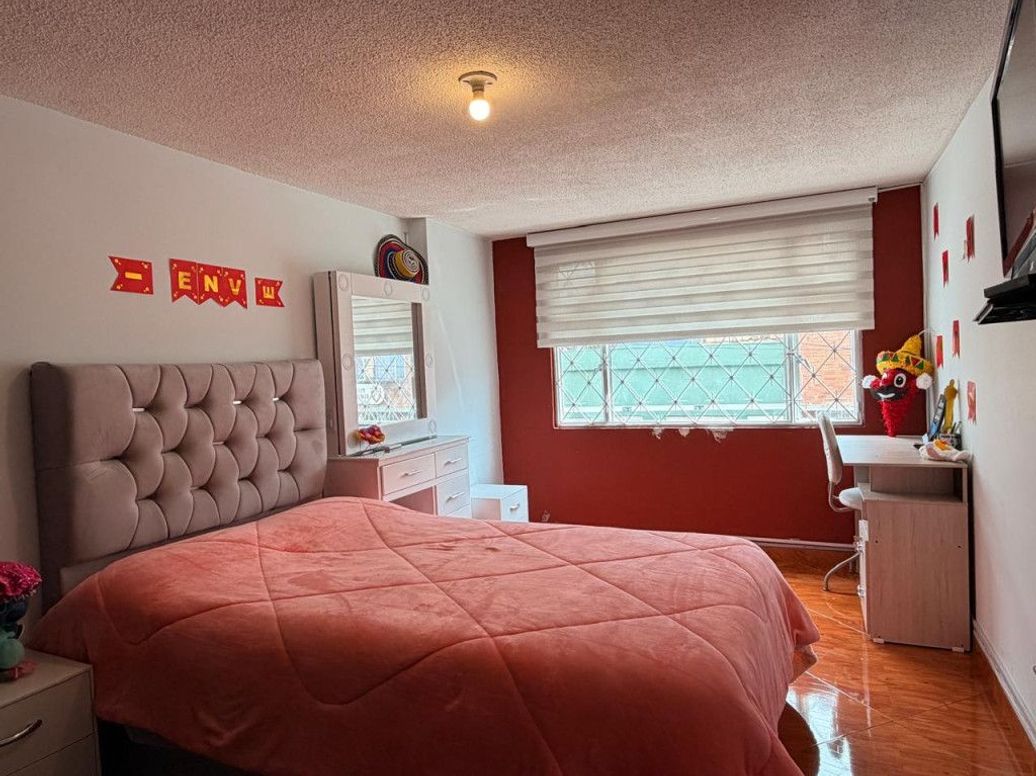 Casa de 8 alcobas en venta en La Almería, Bogotá, 268 m² · foto 16 de 20