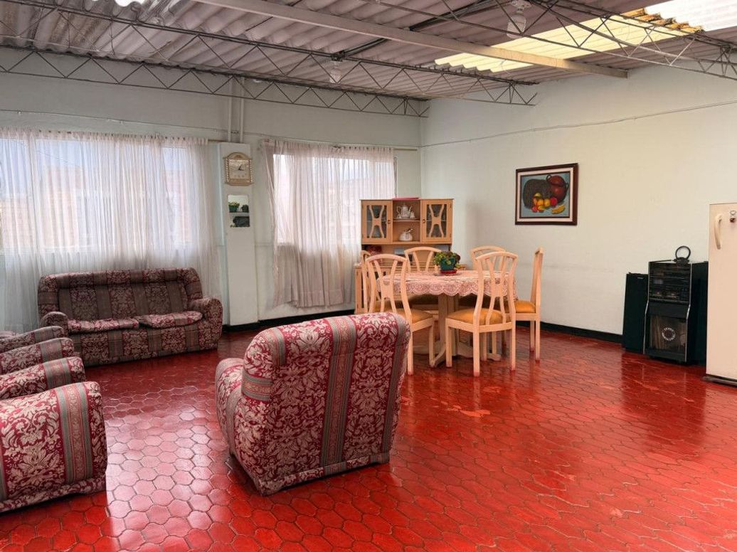 Casa de 8 alcobas en venta en La Almería, Bogotá, 268 m² · foto 3 de 20