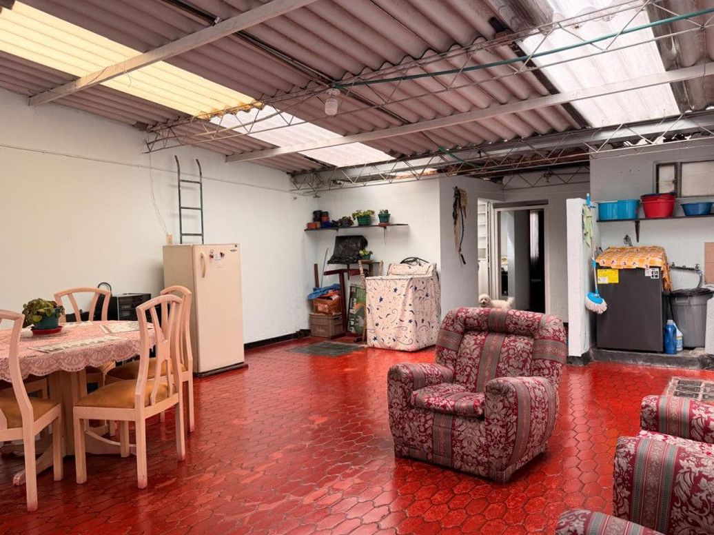 Casa de 8 alcobas en venta en La Almería, Bogotá, 268 m² · foto 5 de 20
