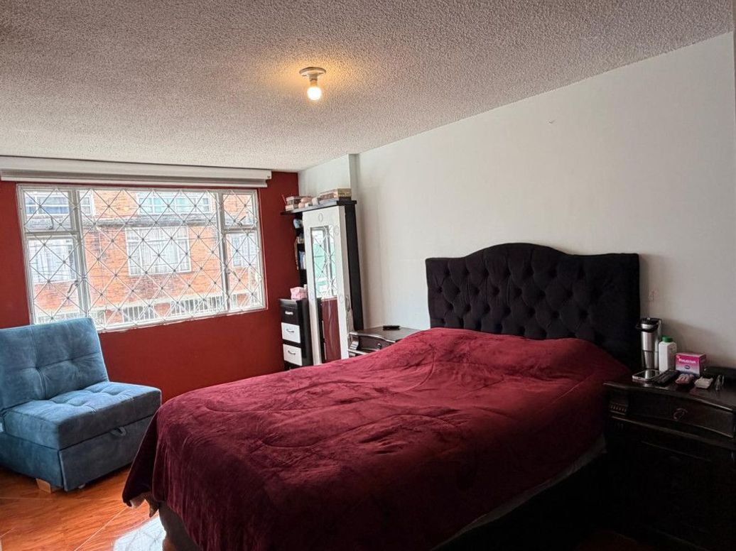 Casa de 8 alcobas en venta en La Almería, Bogotá, 268 m² · foto 19 de 20