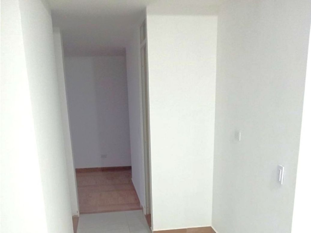 Apartamento de 2 alcobas en venta en Villemar Fontibon, Bogotá, 42 m² · foto 2 de 5