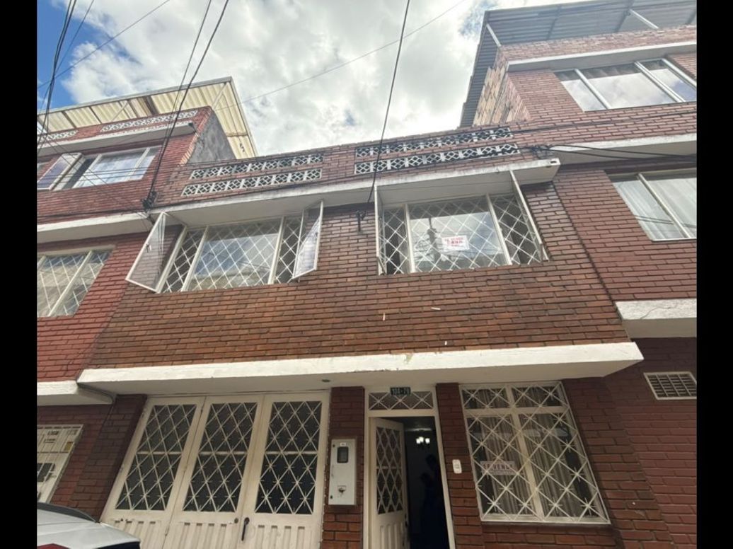 Casa de 5 alcobas en venta en El Carmen, Bogotá, 216 m² · foto 2 de 20