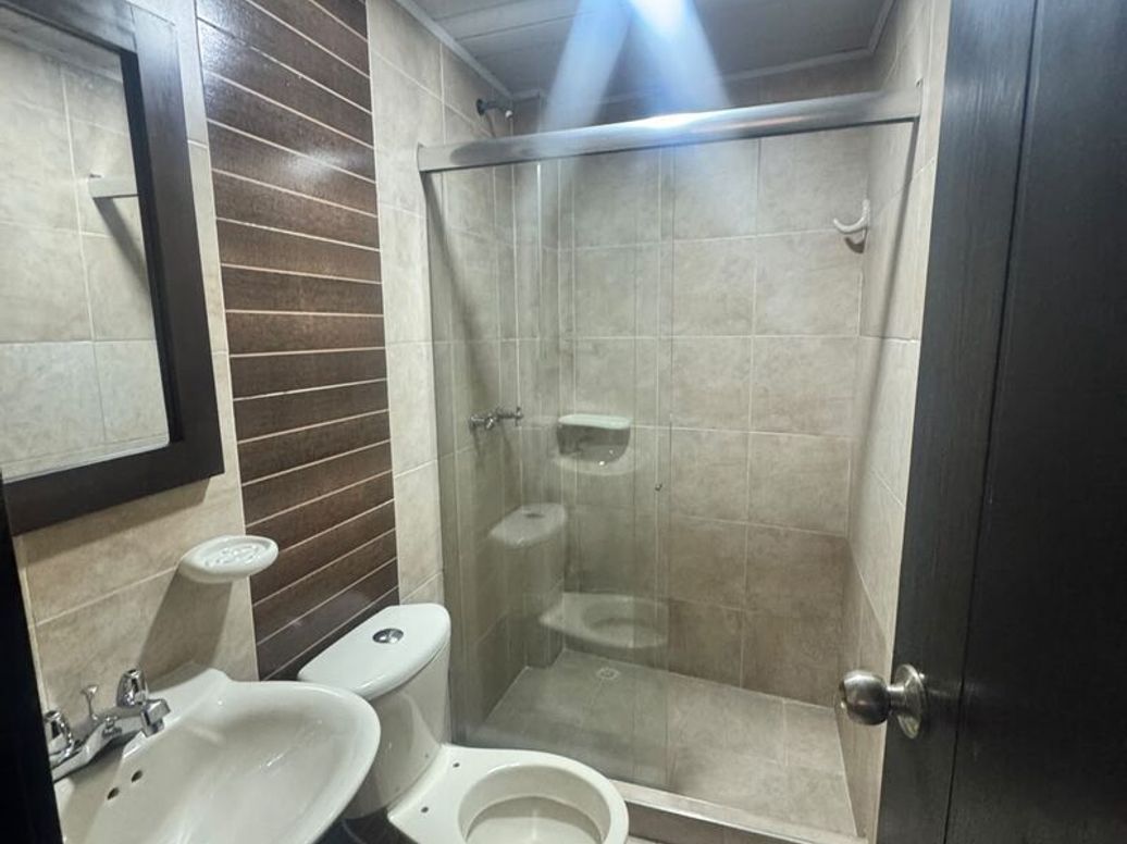 Casa de 16 alcobas en venta en Quinta Paredes, Bogotá, 439 m² · foto 18 de 18