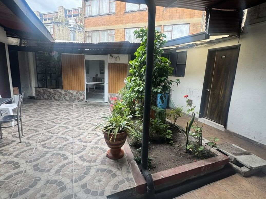 Casa de 16 alcobas en venta en Quinta Paredes, Bogotá, 439 m² · foto 12 de 18