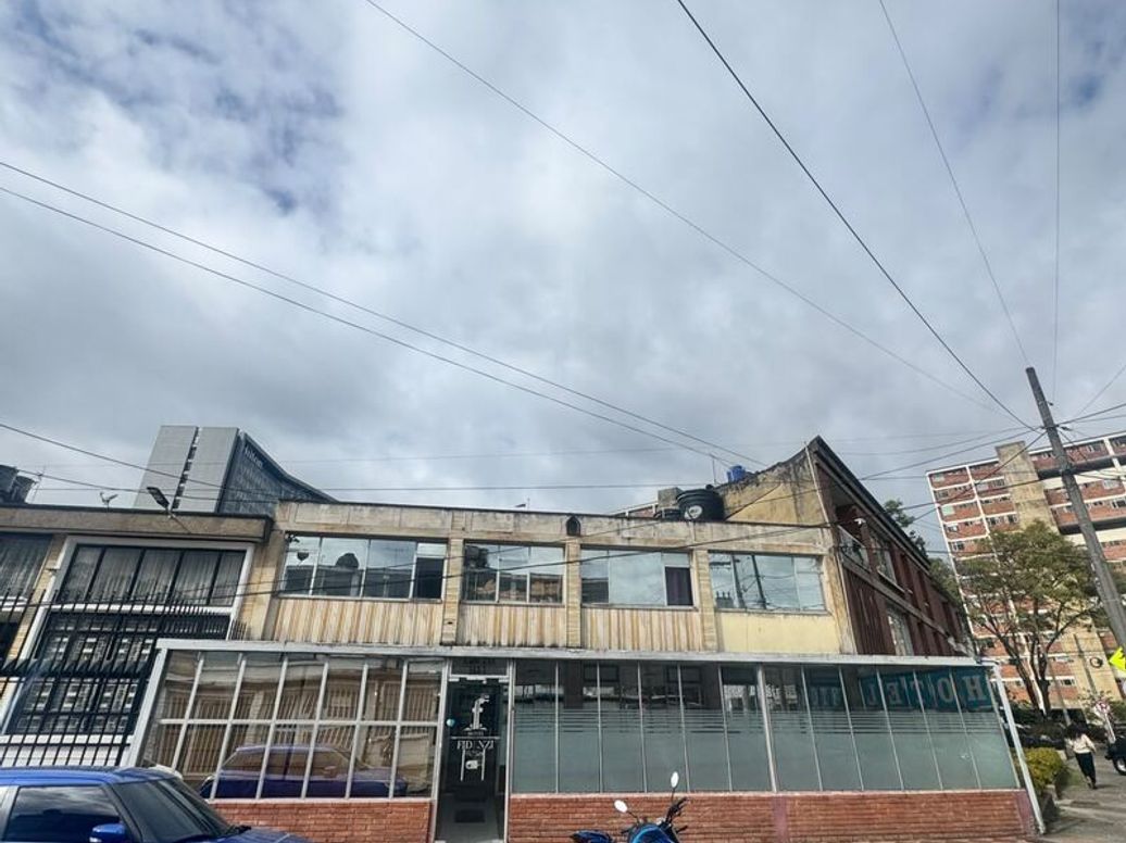 Casa de 16 alcobas en venta en Quinta Paredes, Bogotá, 439 m² · foto 13 de 18