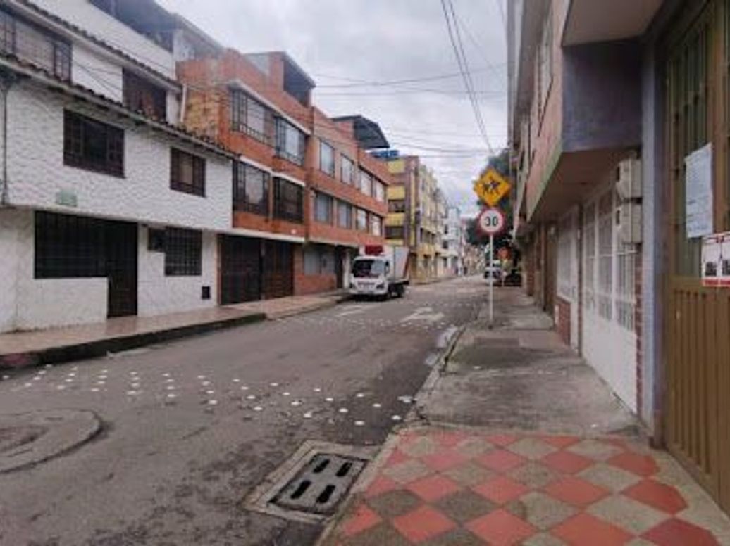 Casa de 10 alcobas en venta en La Riviera, Bogotá, 252 m² · foto 2 de 20
