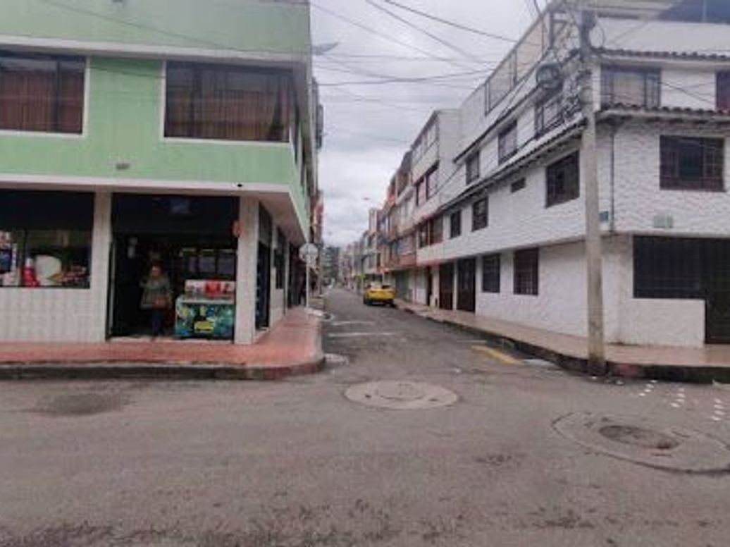 Casa de 10 alcobas en venta en La Riviera, Bogotá, 252 m² · foto 3 de 20