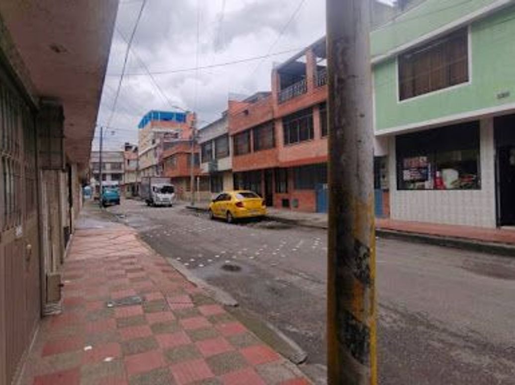 Casa de 10 alcobas en venta en La Riviera, Bogotá, 252 m² · foto 4 de 20