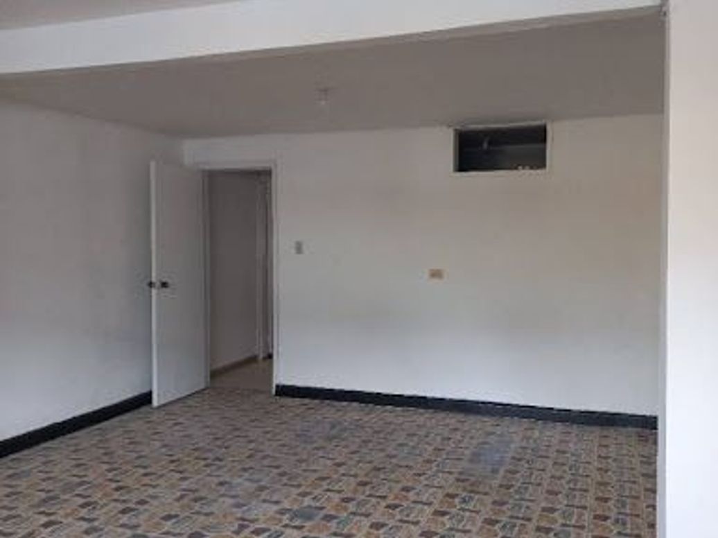 Casa de 11 alcobas en venta en La Granja, Bogotá, 170 m² · foto 3 de 20