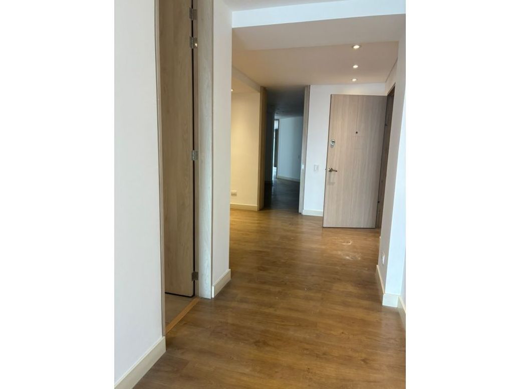 Apartamento de 3 alcobas en venta en Chico Oriental, Bogotá, 192 m² · foto 9 de 14