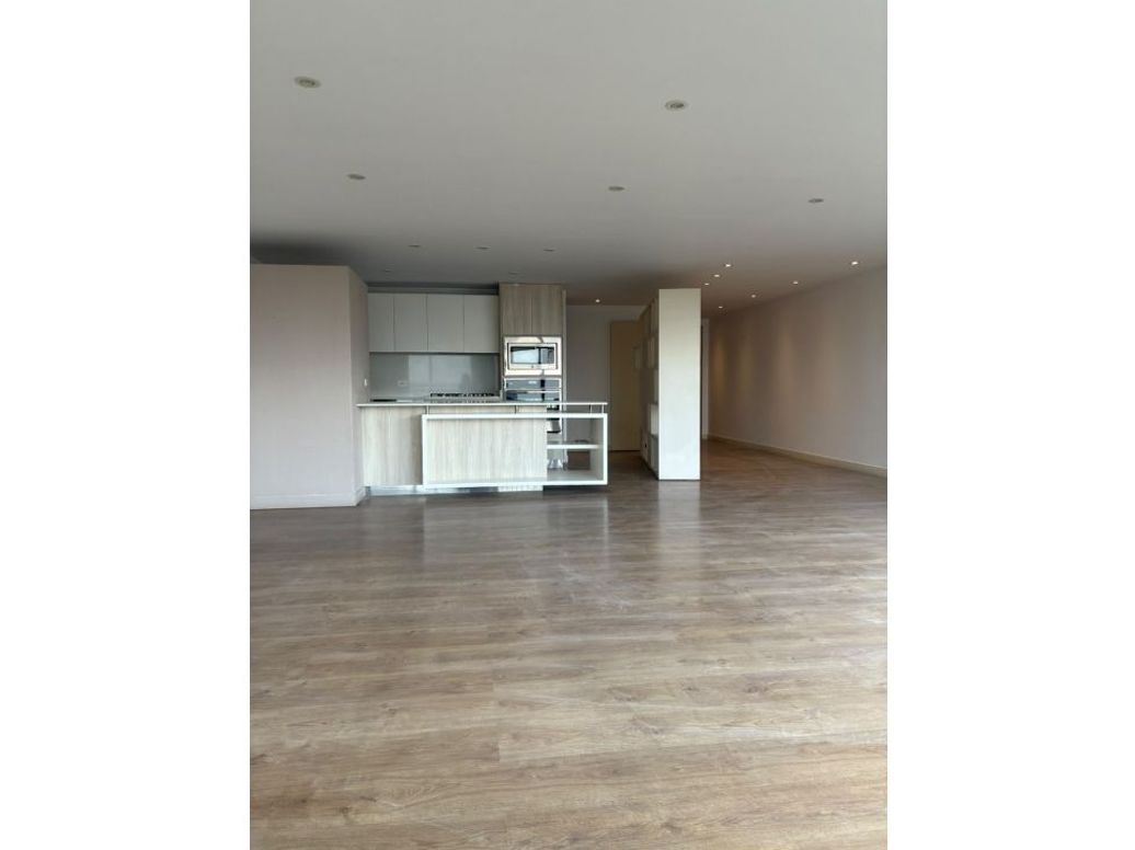 Apartamento de 3 alcobas en venta en Chico Oriental, Bogotá, 192 m² · foto 2 de 14