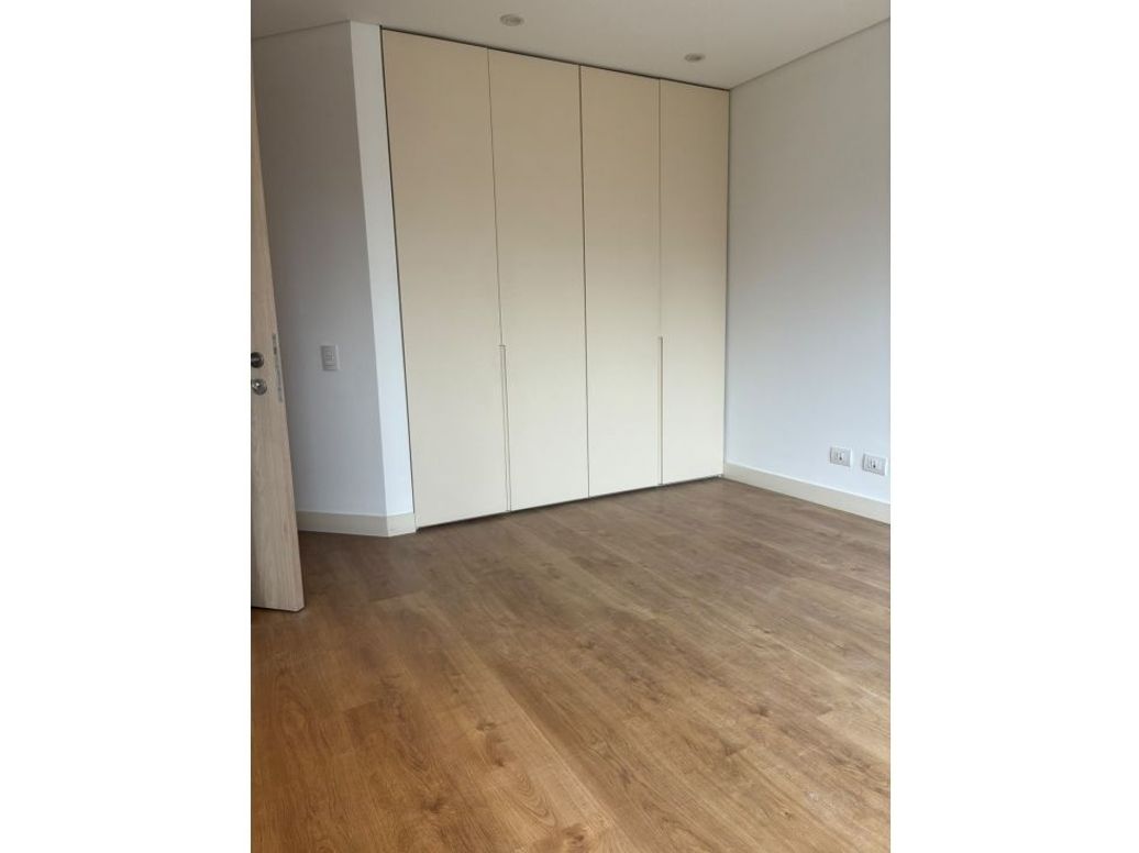 Apartamento de 3 alcobas en venta en Chico Oriental, Bogotá, 192 m² · foto 8 de 14