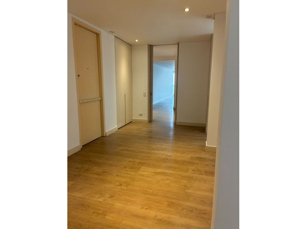 Apartamento de 3 alcobas en venta en Chico Oriental, Bogotá, 192 m² · foto 5 de 14