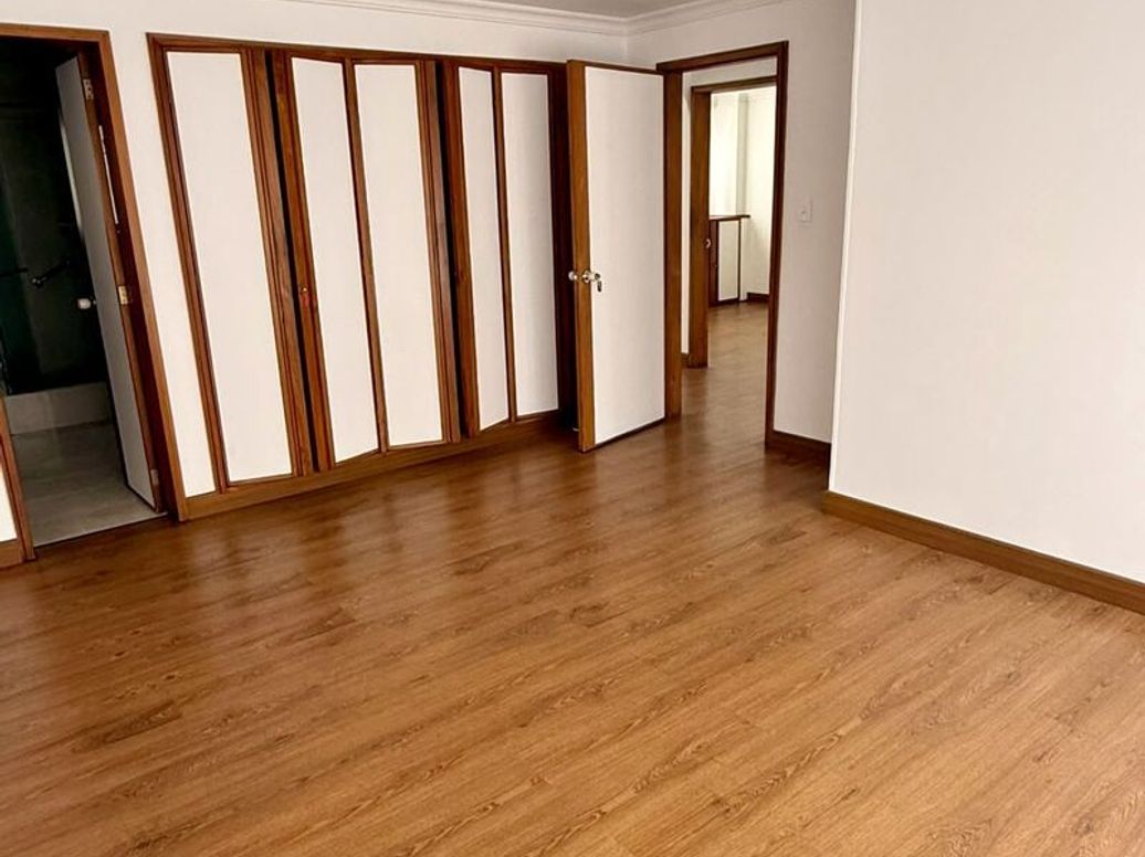 Apartamento de 3 alcobas en venta en Santa Barbara Central, Bogotá, 178 m² · foto 13 de 17