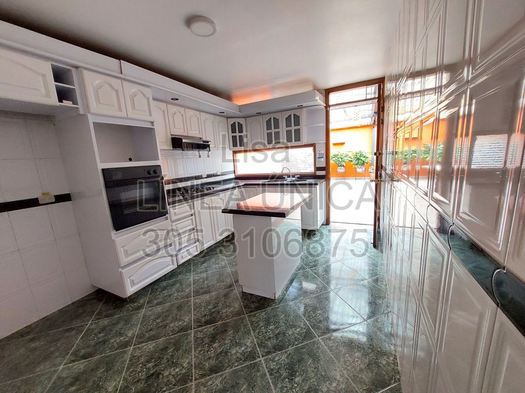 Casa de 6 alcobas en venta en Santa Ana Occidental, Bogotá, 315 m² · foto 3 de 20