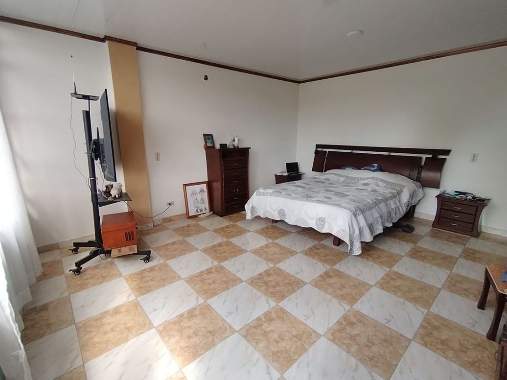 Casa de 6 alcobas en venta en Castilla, Bogotá, 214 m² · foto 3 de 20
