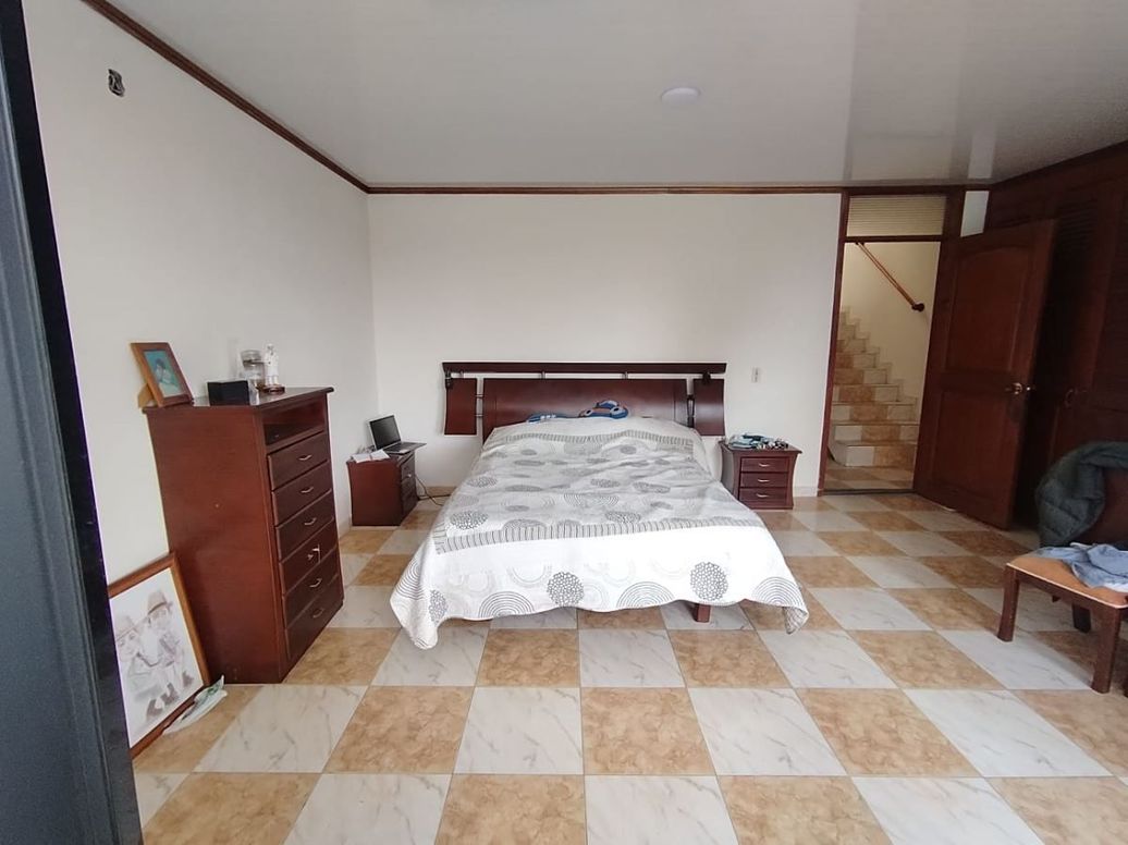 Casa de 6 alcobas en venta en Castilla, Bogotá, 214 m² · foto 2 de 20