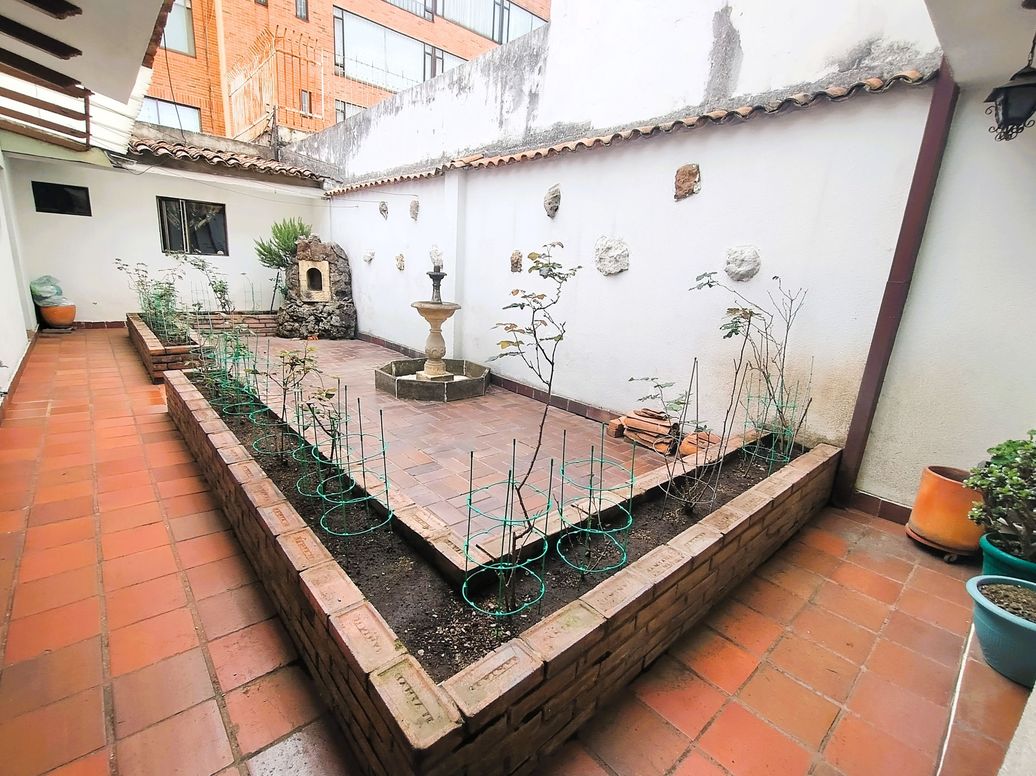 Casa de 5 alcobas en venta en Molinos Norte, Bogotá, 298 m² · foto 2 de 17