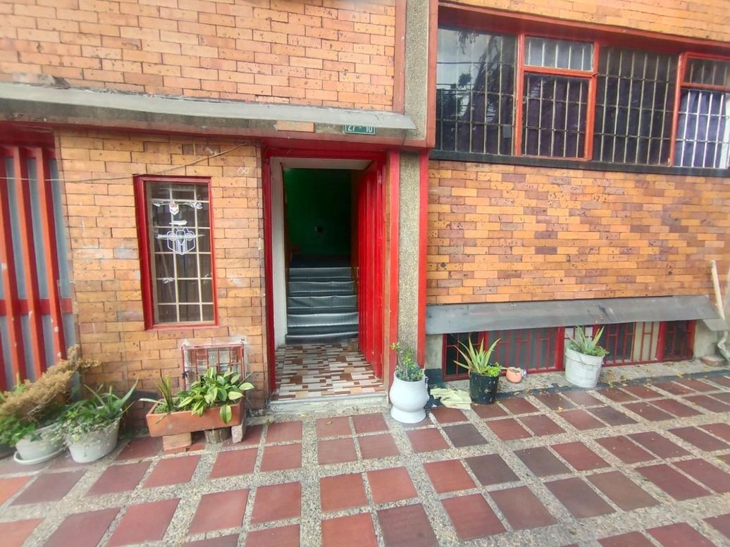 Casa de 9 alcobas en venta en Los Alcazares, Bogotá, 420 m² · foto 2 de 19