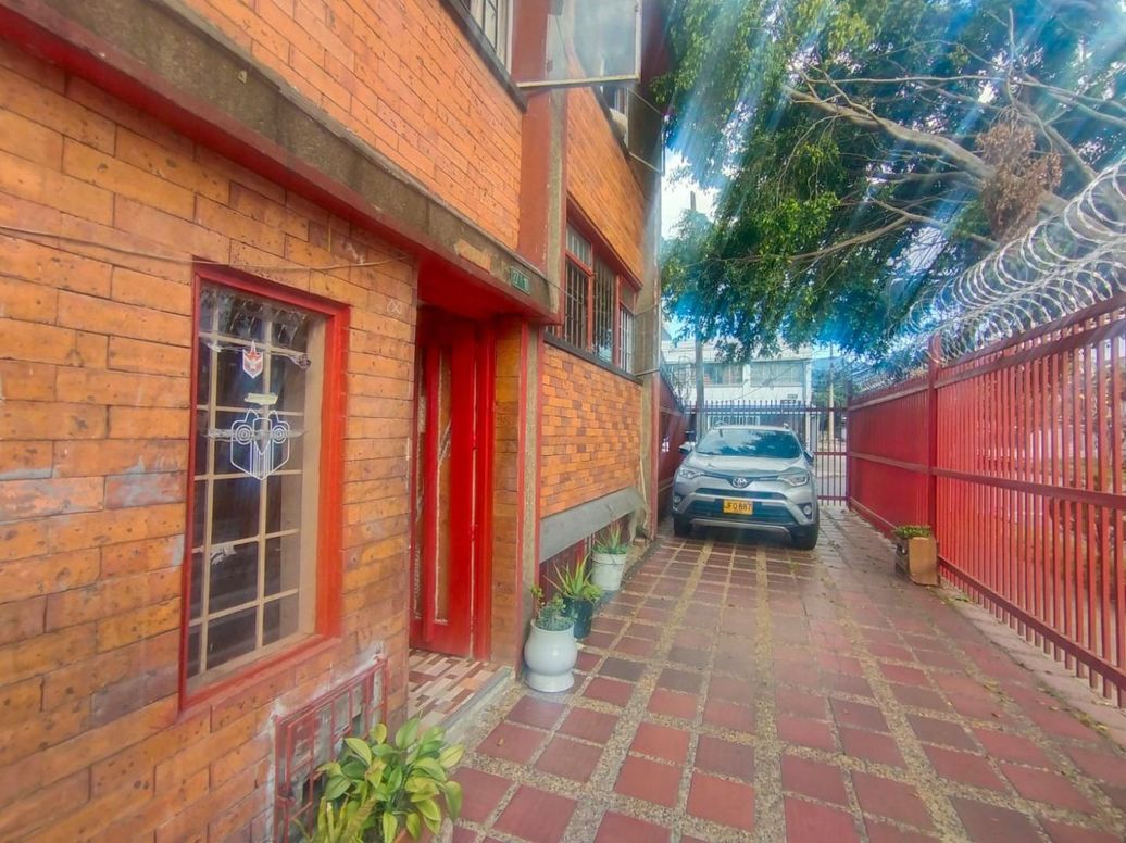 Casa de 9 alcobas en venta en Los Alcazares, Bogotá, 420 m² · foto 3 de 19