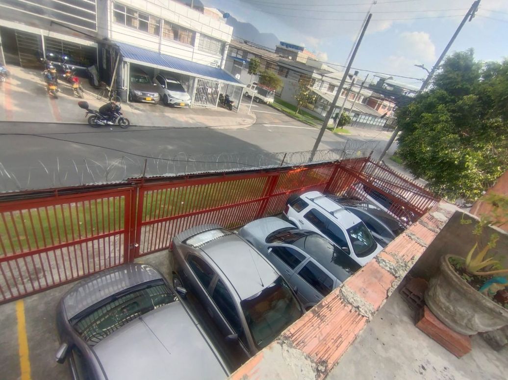 Casa de 9 alcobas en venta en Los Alcazares, Bogotá, 420 m² · foto 18 de 19