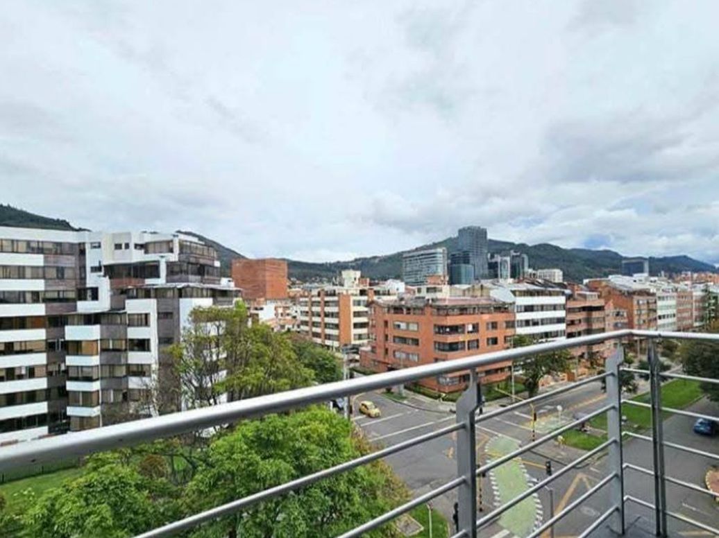 Apartaestudio en venta en Santa Barbara Central, Bogotá, 65 m² · foto 2 de 9