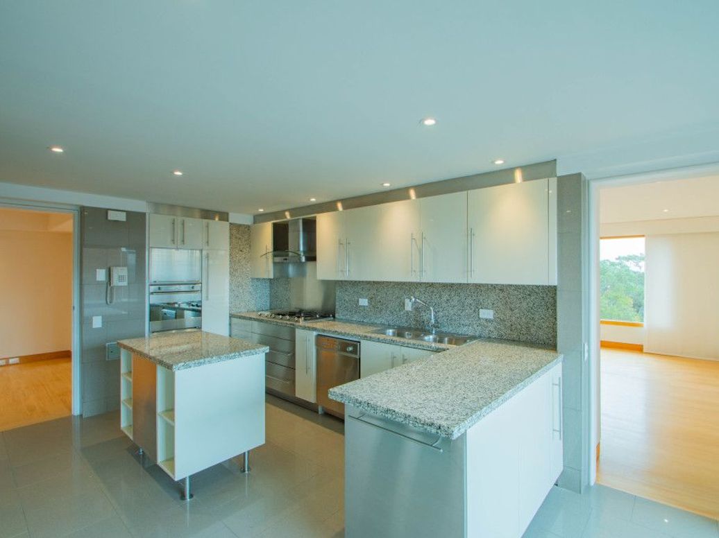 Apartamento de 3 alcobas en arriendo en Chicó Norte, Bogotá, 270 m² · foto 7 de 20