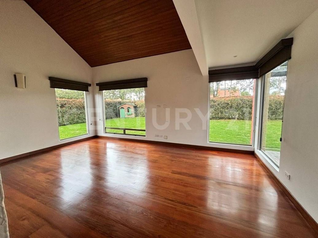Casa de 4 alcobas en arriendo en Guaymaral, Bogotá, 410 m² · foto 4 de 16