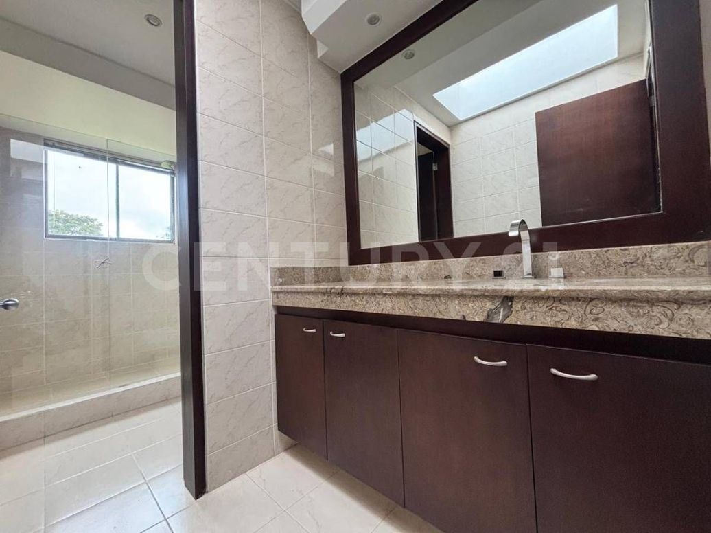 Casa de 4 alcobas en arriendo en Guaymaral, Bogotá, 410 m² · foto 9 de 16