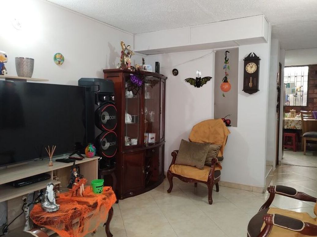 Casa de 3 alcobas en venta en El Pinar, Bogotá, 56 m² · foto 2 de 19