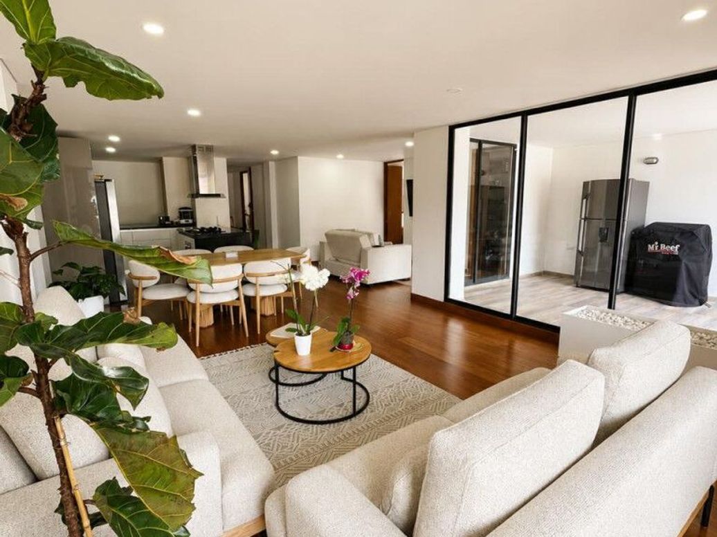 Apartamento de 2 alcobas en venta en Santa Barbara Occidental, Bogotá, 152 m² · foto 2 de 15