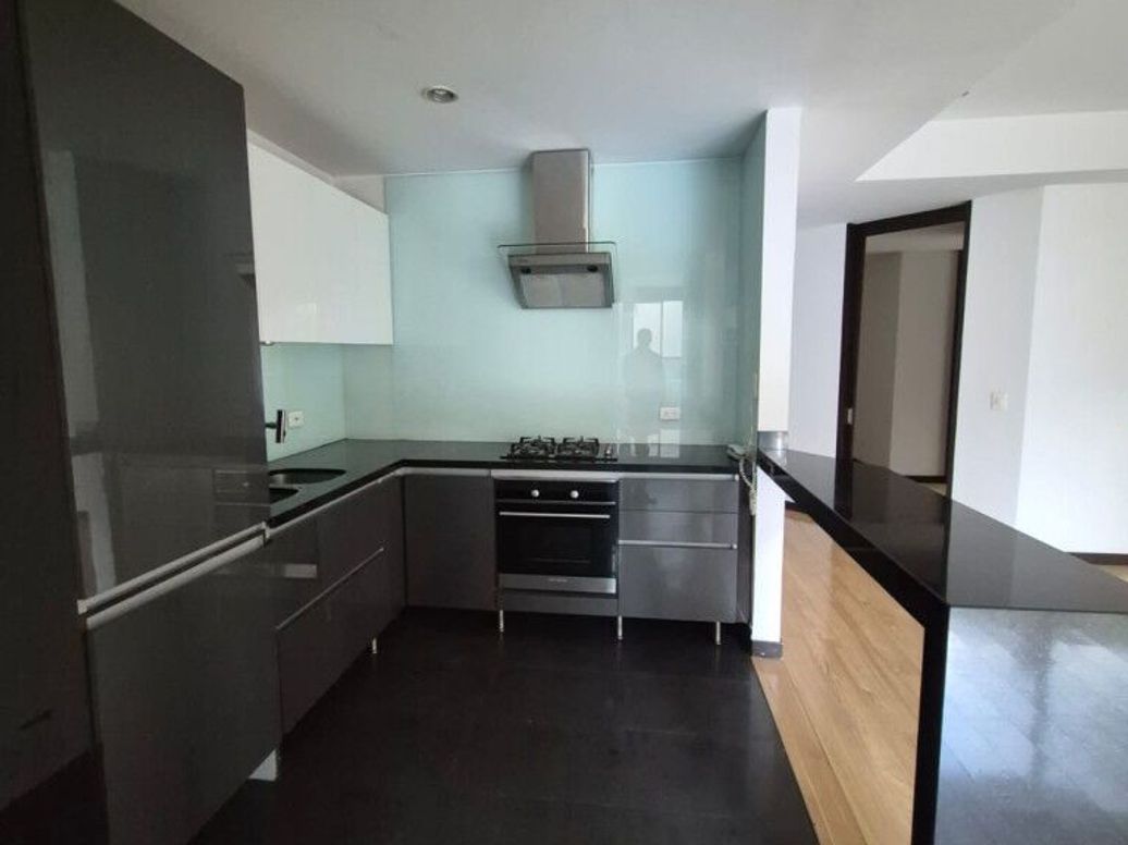 Apartamento de 3 alcobas en venta en Santa Barbara Occidental, Bogotá, 128 m² · foto 4 de 20