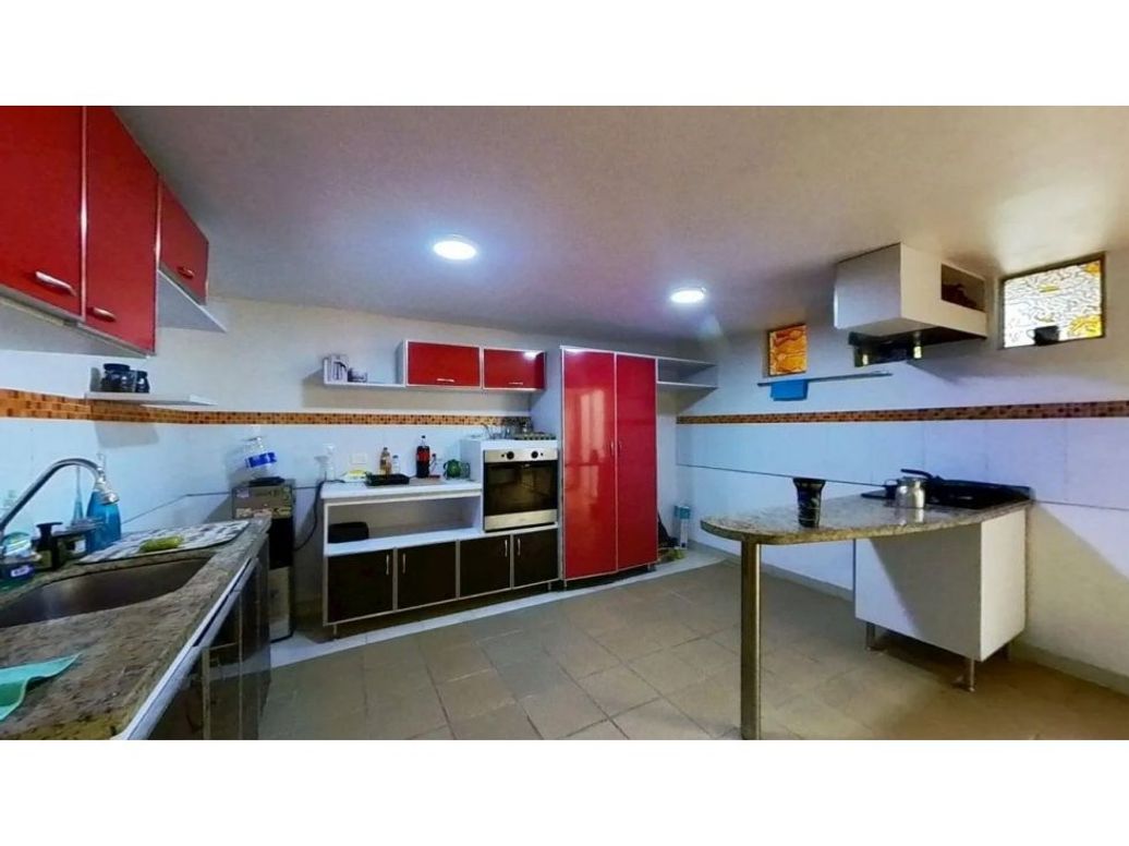 Casa de 8 alcobas en venta en Suba, Bogotá, 285 m² · foto 7 de 10