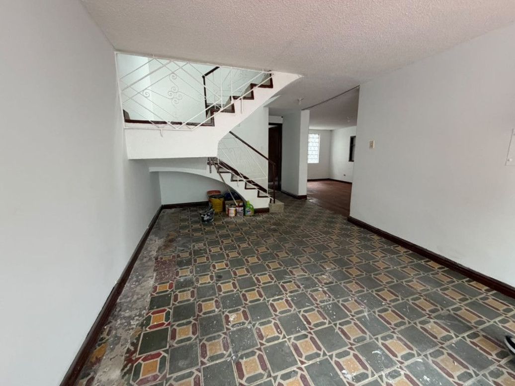 Casa de 5 alcobas en venta en Ciudad Jardín Sur, Bogotá, 18 m² · foto 2 de 19