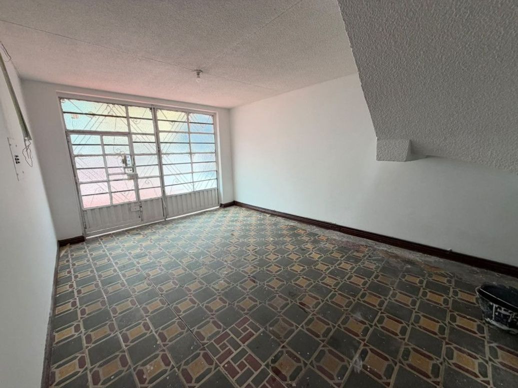 Casa de 5 alcobas en venta en Ciudad Jardín Sur, Bogotá, 18 m² · foto 4 de 19