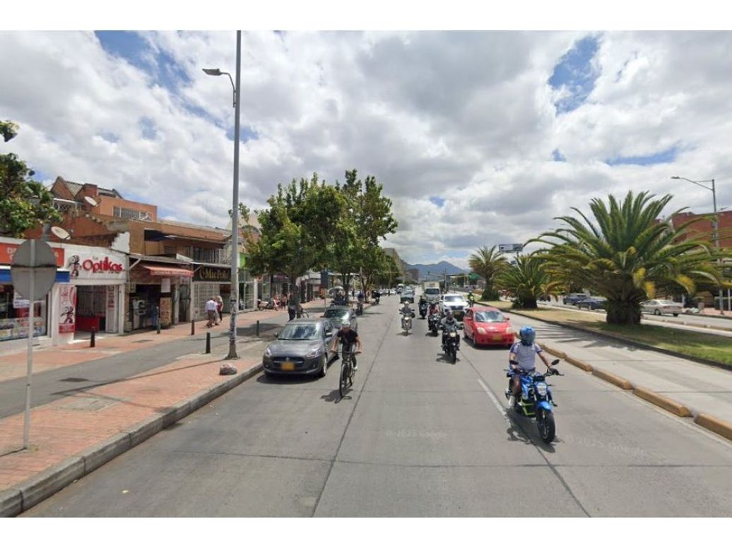 Casa de 8 alcobas en venta en Niza, Bogotá, 391 m² · foto 2 de 3