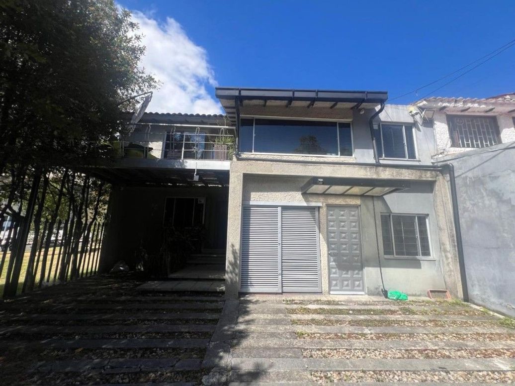 Casa de 5 alcobas en arriendo en Santa Ana Occidental, Bogotá, 220 m² · foto 2 de 20