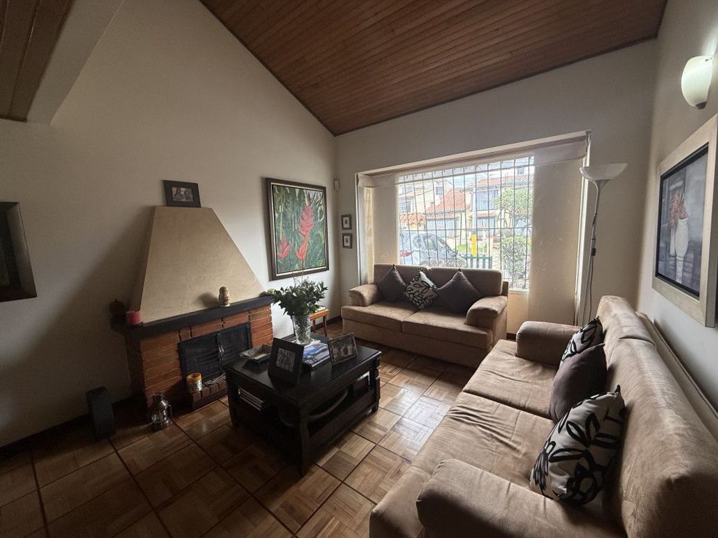 Casa de 4 alcobas en venta en San José Del Prado, Bogotá, 244 m² · foto 2 de 20