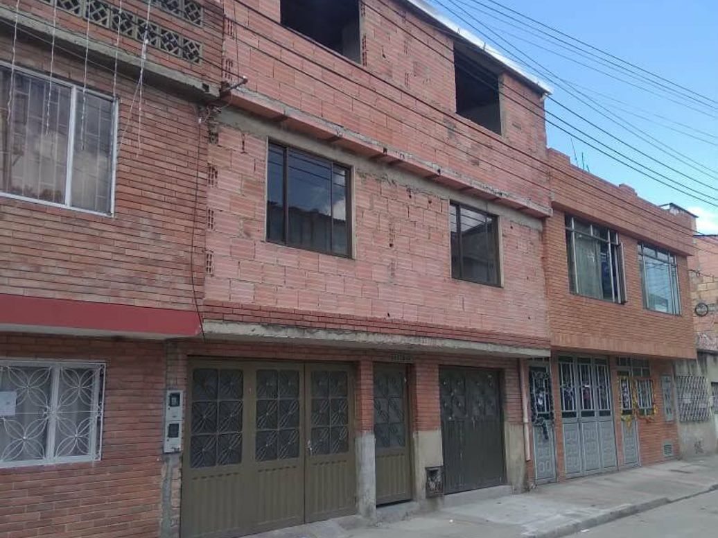 Casa de 12 alcobas en venta en San Cayetano, Bogotá, 380 m² · foto 2 de 6