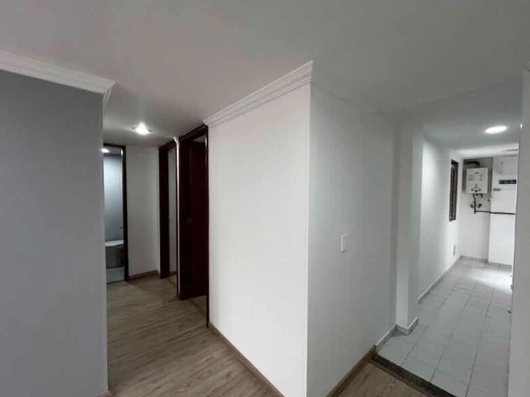 Apartamento de 3 alcobas en venta en Pardo Rubio, Bogotá, 64 m² · foto 3 de 9