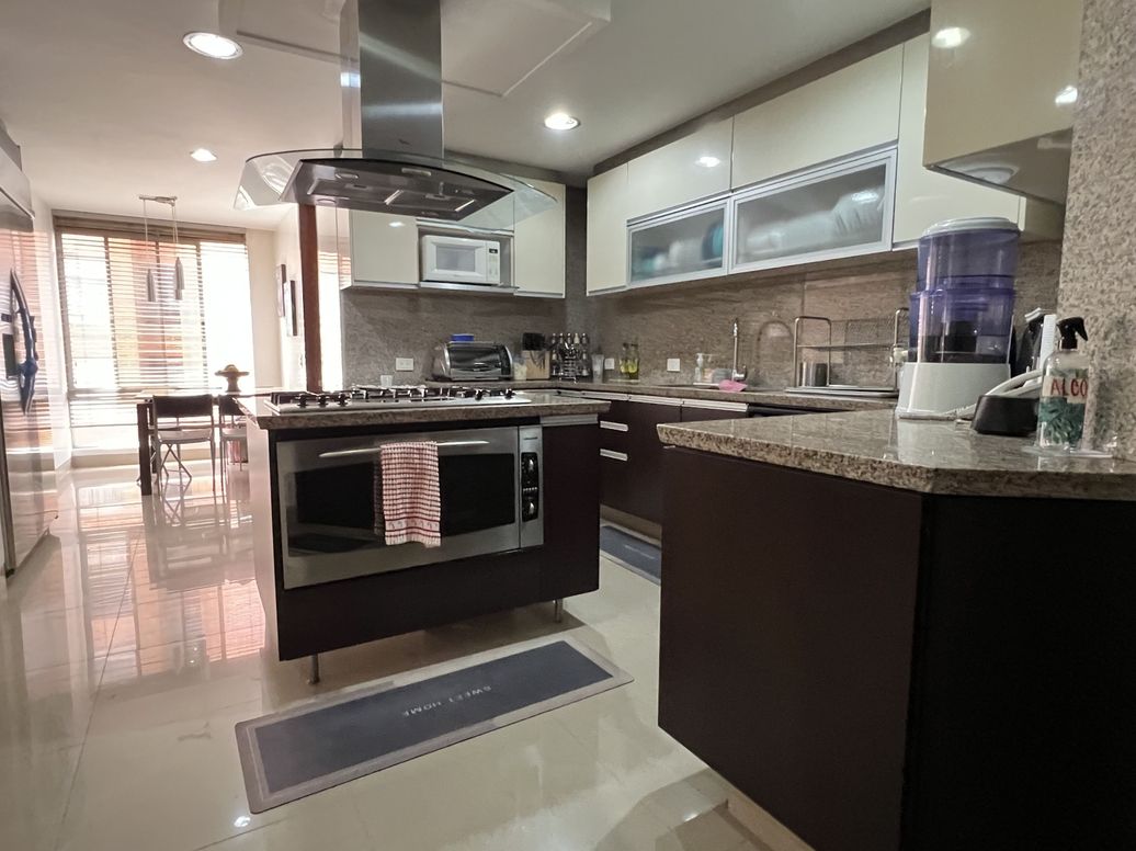Apartamento de 3 alcobas en venta en Santa Barbara Central, Bogotá, 268 m² · foto 4 de 20