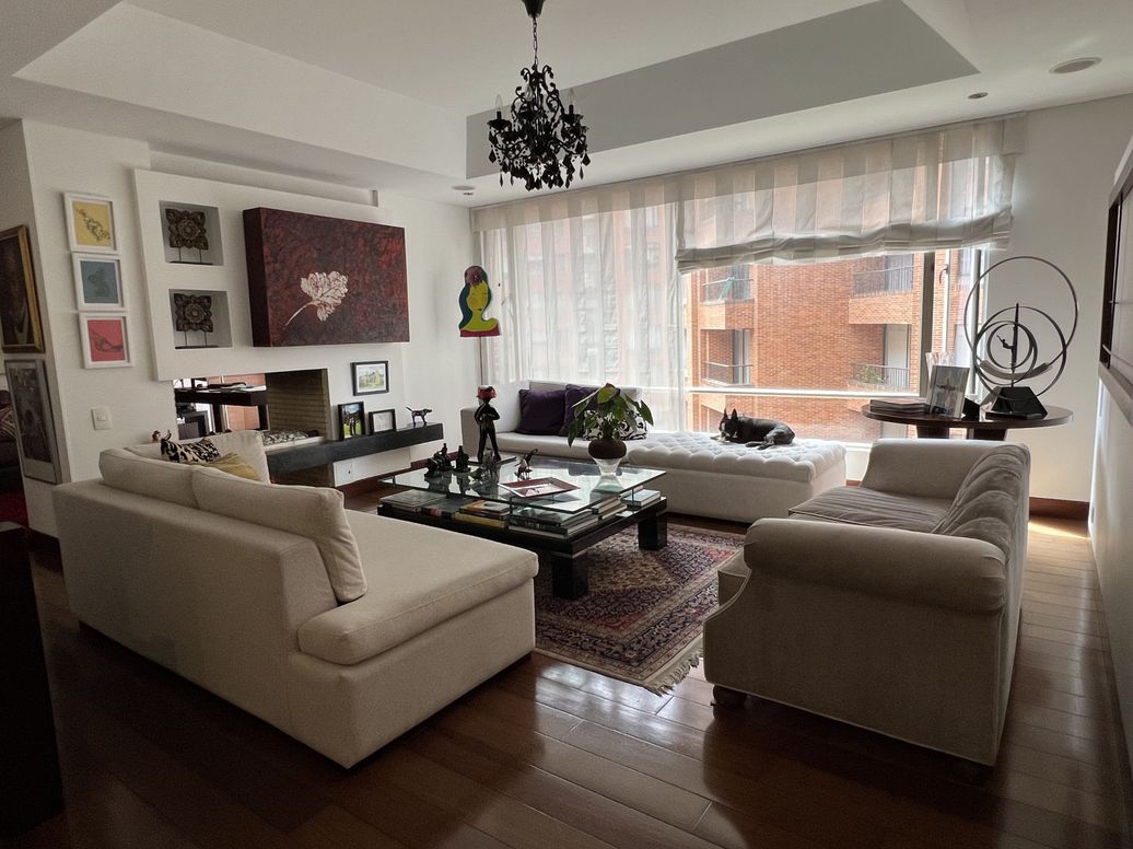Apartamento de 3 alcobas en venta en Santa Barbara Central, Bogotá, 268 m² · foto 2 de 20