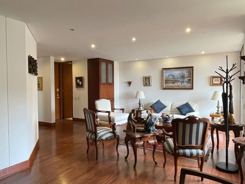 Apartamento de 3 alcobas en venta en Cerros De Los Alpes, Bogotá, 134 m² · foto 2 de 20
