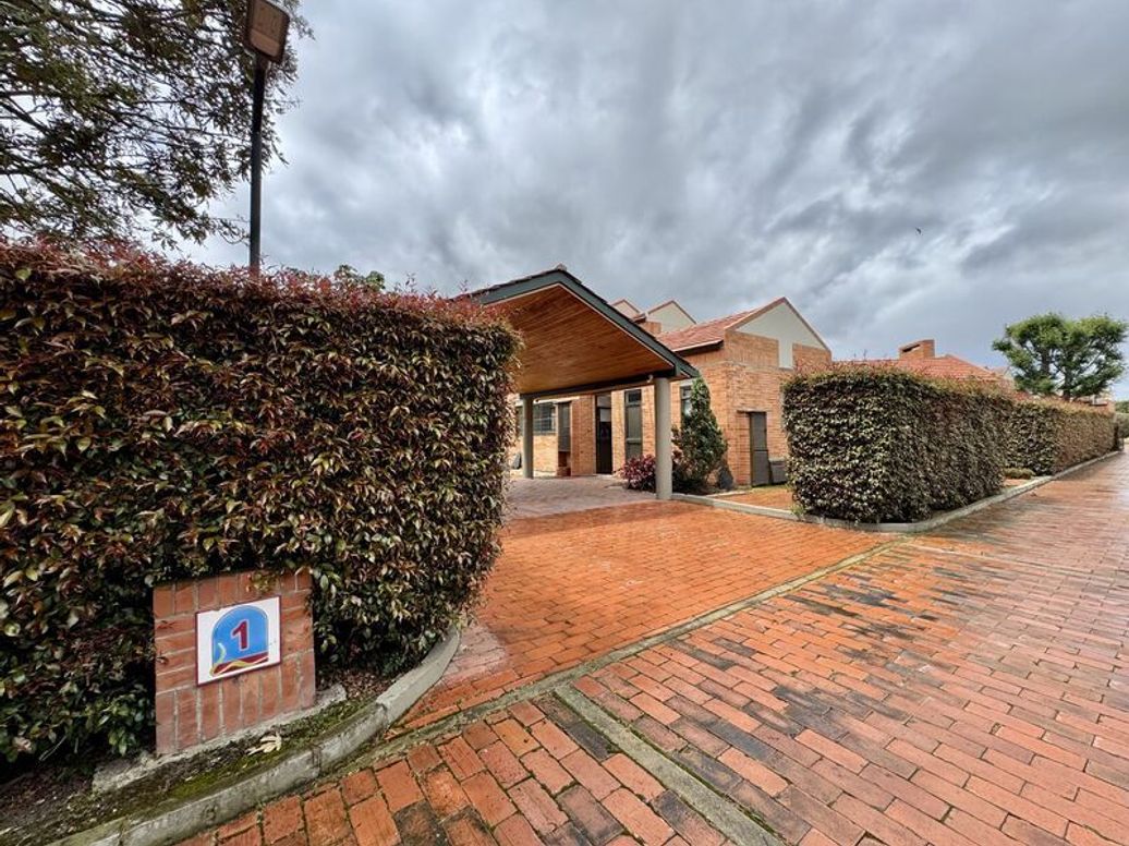 Casa de 3 alcobas en arriendo en Casa Blanca, Bogotá, 255 m² · foto 2 de 20