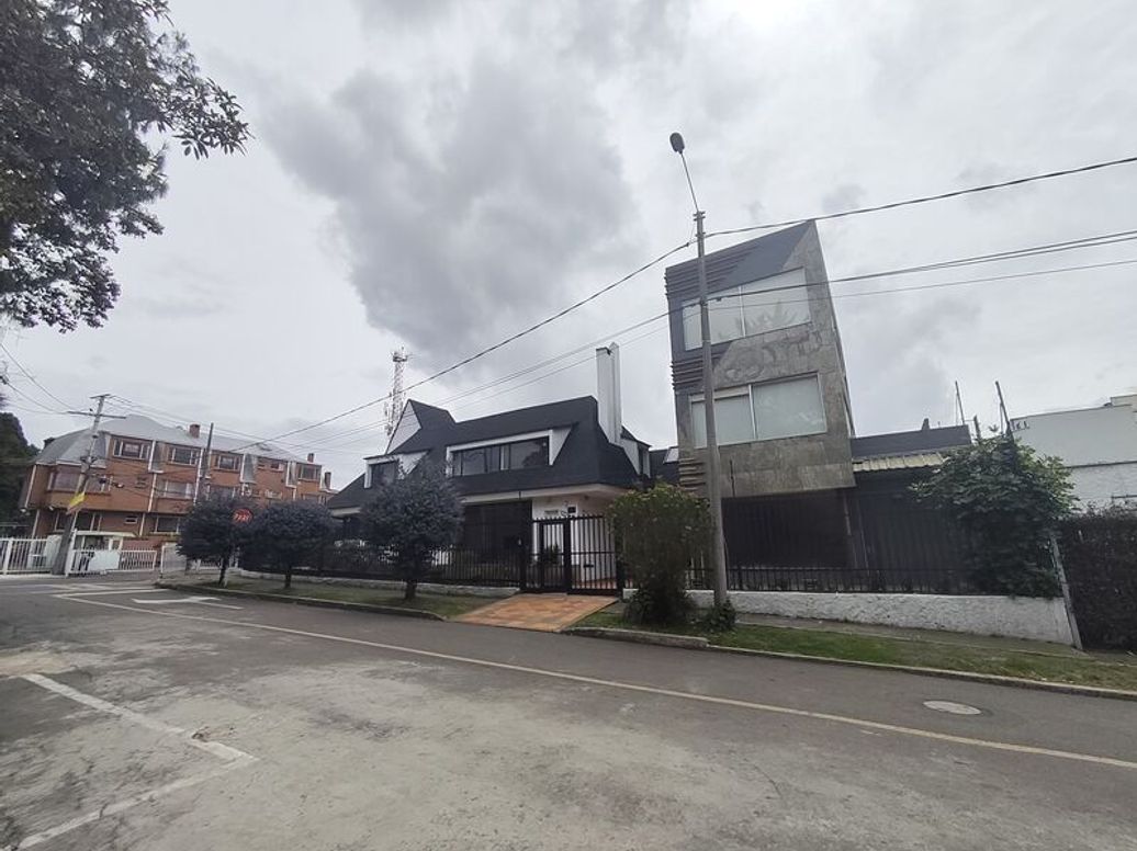 Casa de 5 alcobas en venta en Niza Norte, Bogotá, 646 m² · foto 2 de 15